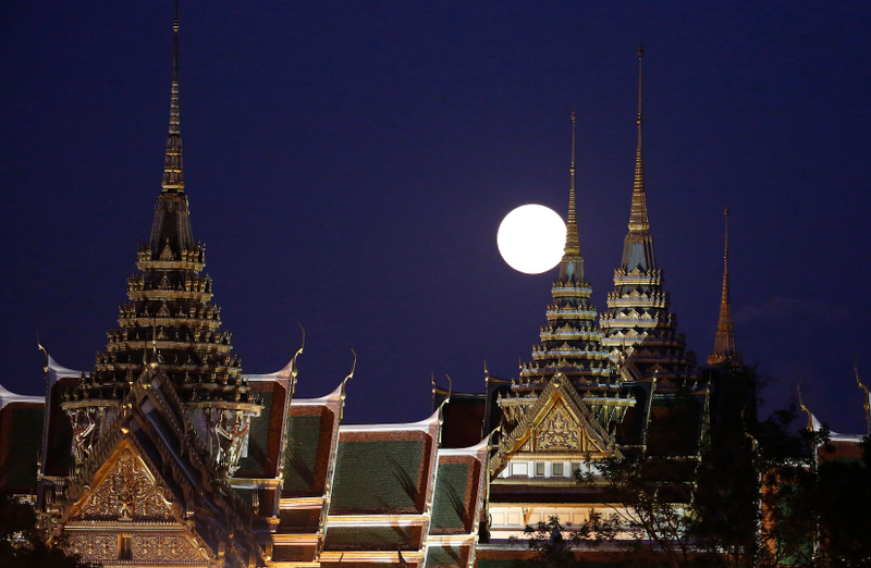 La superluna se eleva sobre el Gran Palacio de Bangkok, en Tailandia Lunes. Imagen: Sakchai Lalit / AP